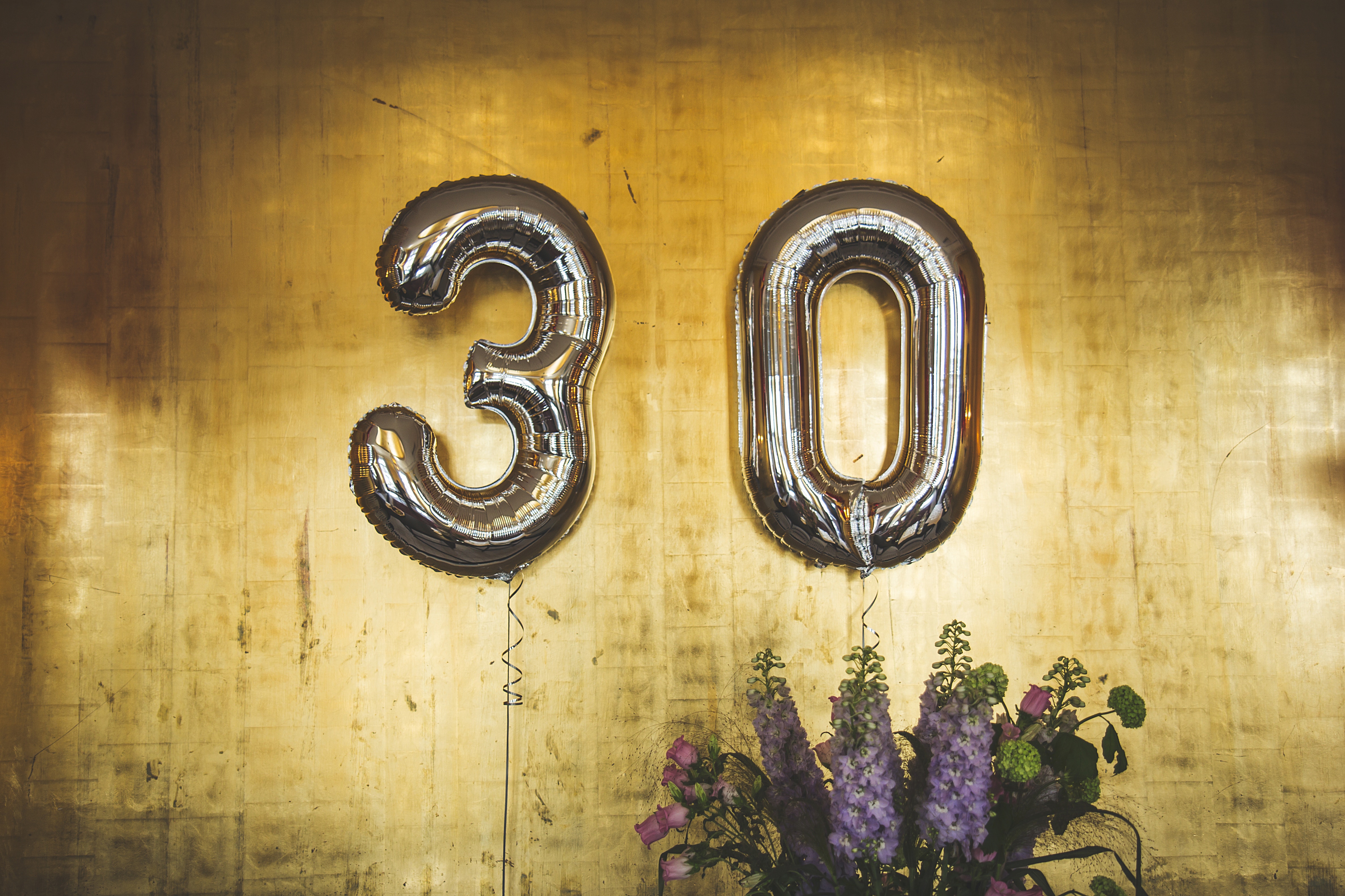 Party Balloons that say the numbers thirty