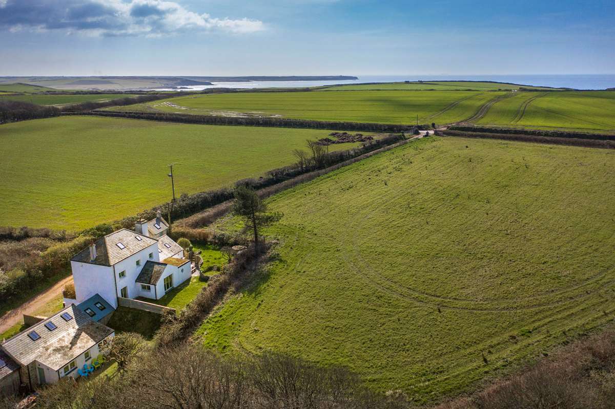 Holiday cottages in Pembrokeshire with hot tubs