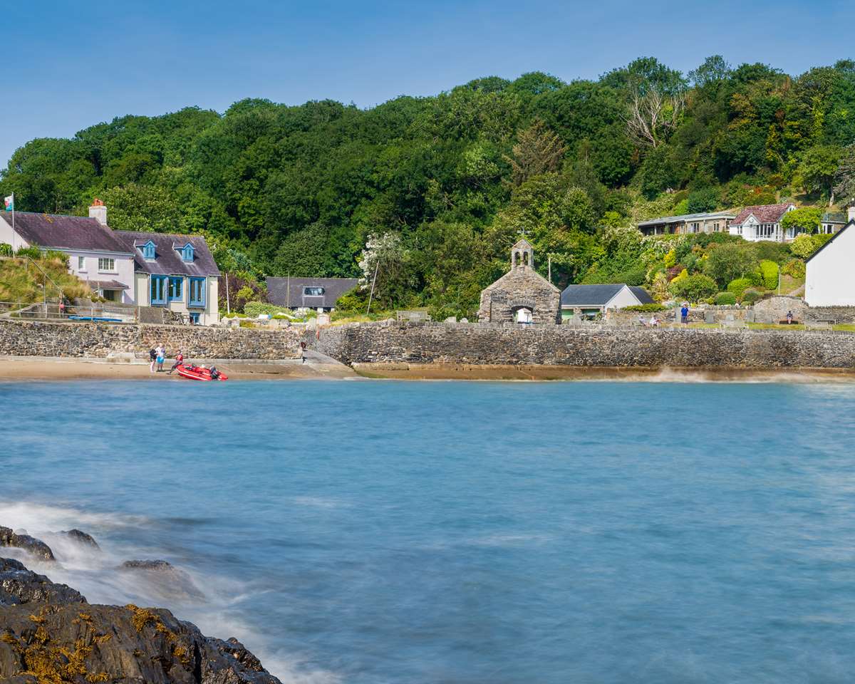 Cwm Yr Eglwys Beach in Pembrokeshire