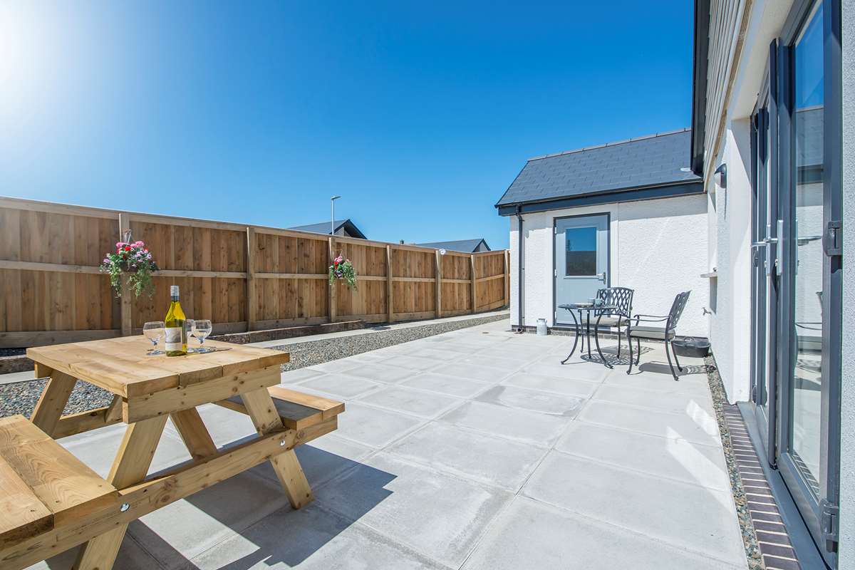 Sandy-Rise Holiday Cottage outside St Davids Courtyard Garden