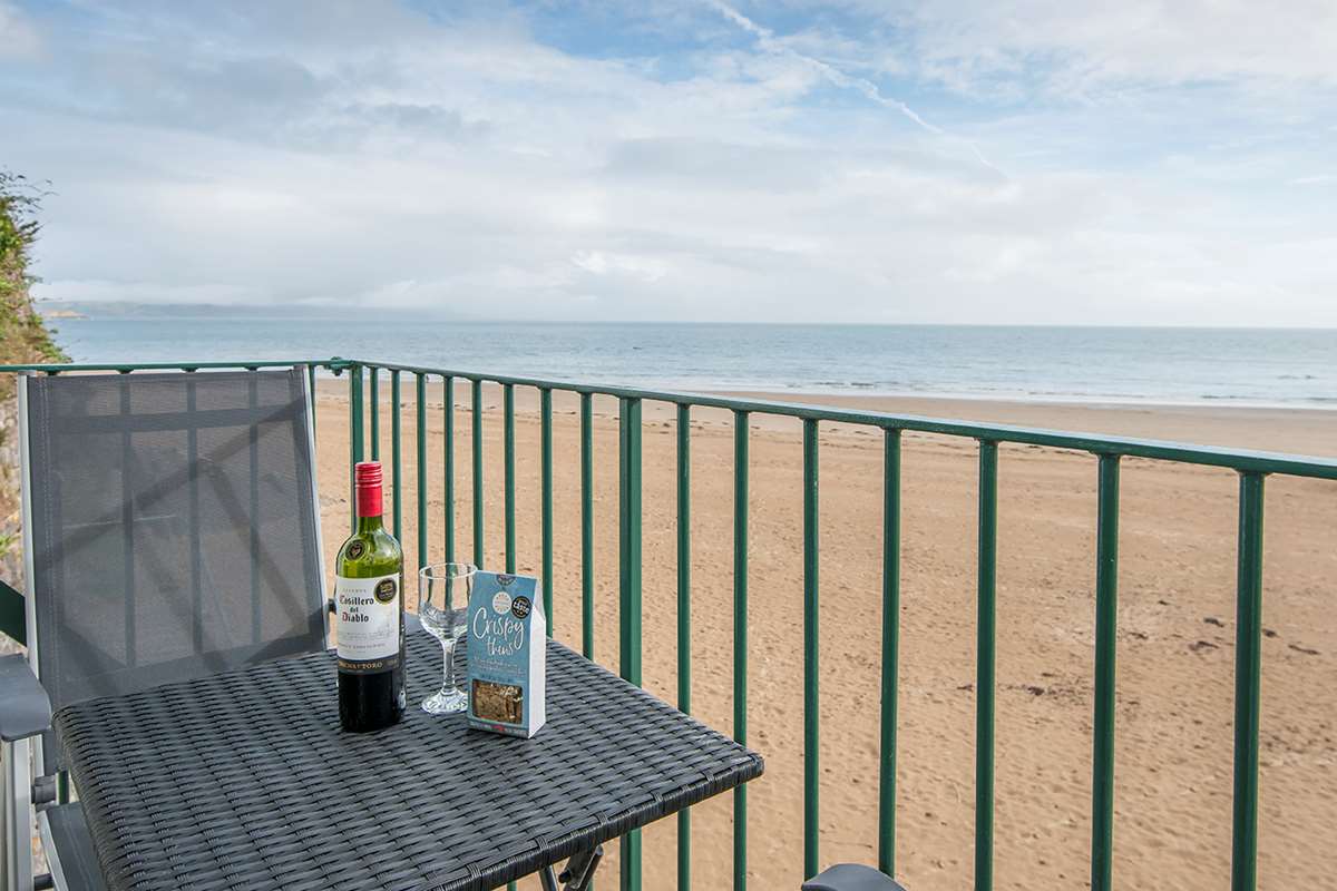 1 Sunnycove Holiday Apartment overlooking Tenby North Beach in Pembrokeshire
